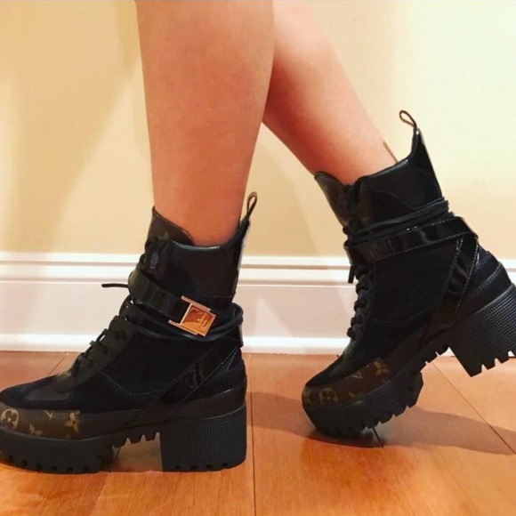 Stylish Black Women's Boots - Picture 1 of 1